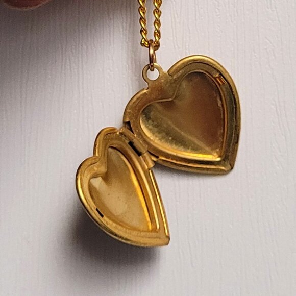 Antique Gold Plated Heart Photo Locket Necklace with Unique Design - Picture 6 of 11